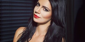 Își caută iubit, dar este refuzată pentru că are sânii prea mari. Cum arată