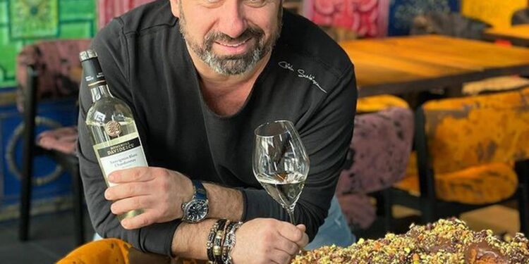 Chef Cătălin Scărlătescu e cu nervii la pământ. Cine îi pune bețe în roate ca să nu-și deschidă restaurantul
