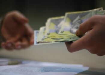 Cea mai bună veste pentru români. Cresc salariile. Cine va beneficia de mărire