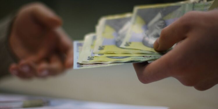 Cea mai bună veste pentru români. Cresc salariile. Cine va beneficia de mărire