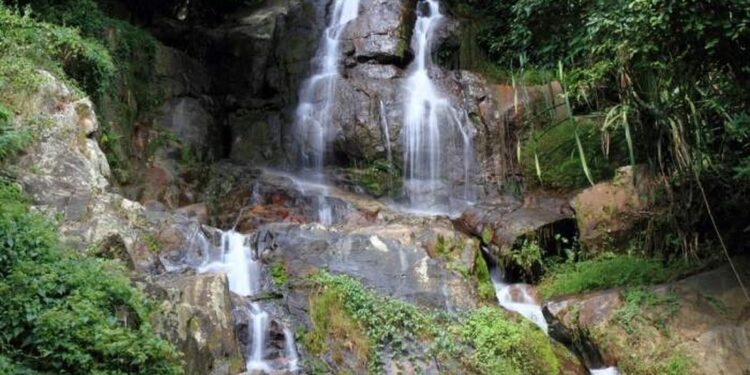 O româncă și-a găsit sfârșitul în Thailanda în timp ce încerca să își facă fotografii cu o cascadă