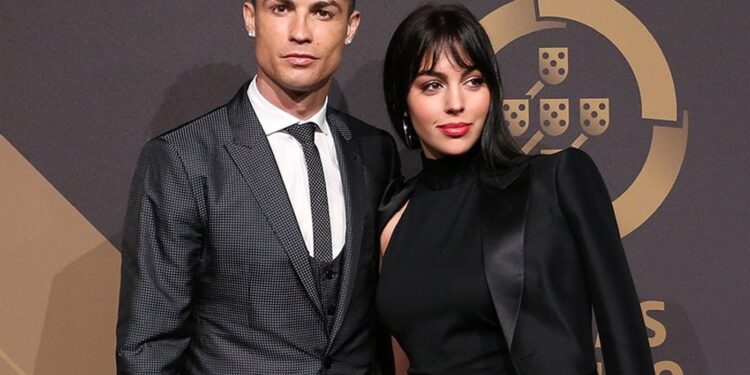 Cristiano Ronaldo încearcă să treacă peste drama pricinuită de pierderea fiului. A postat prima fotografie cu bebelușa