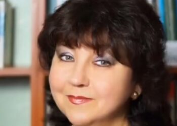 VIDEO: CADE CA SECERATĂ PE SCENĂ. DIN PĂCATE, CÂNTĂREAȚA A MURIT