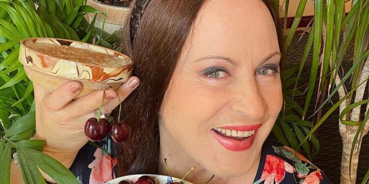Are un păr de invidiat, dar Maria Dragomiroiu nu a fost niciodată la salon. Care e secretul