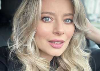 Laura Cosoi face cu greu față la trei copii. Vedeta e depășită de situație