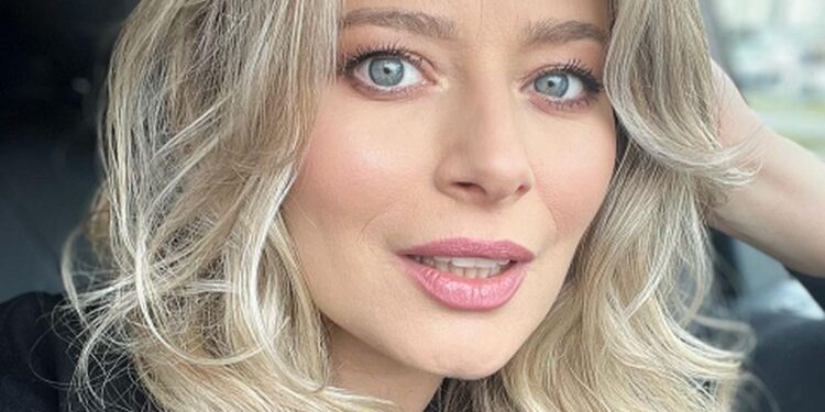 Laura Cosoi face cu greu față la trei copii. Vedeta e depășită de situație