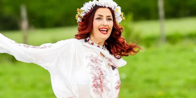 Rona Hartner s-a săturat de bărbații fără educație. „Li se spune că ei au voie să facă orice, că sunt bărbați și că lor li se iartă”