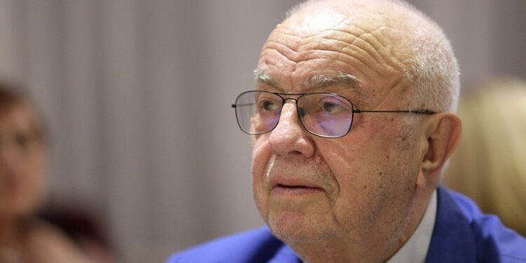 Ultimele detalii despre starea de sănătate a lui Alexandru Arșinel. Copiii i-au luat telefonul. Prietenii de la teatrul Tănase sunt îngrijorați