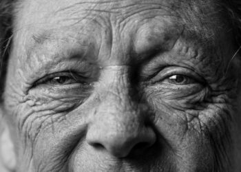 Bătrâna de 74 de ani, sfâșiată de proprii câini, strigăte disperate cu ultimele puteri. Ce s-a întâmplat după mușcăturile puternice