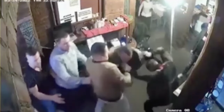 VIDEO | Bătaie ca-n filme cu consilieri PSD într-un bar din Huși