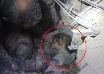 Imagini emoționante cu fetița de 7 ani, din Siria, care își protejează frățiorul mai mic sub dărâmături