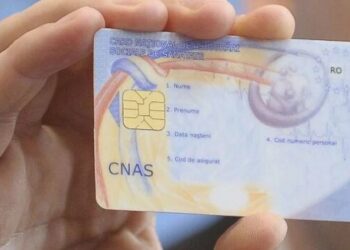 Mulţi români, nevoiți să dea bani la doctor pentru că nu au primit cardul de sănătate