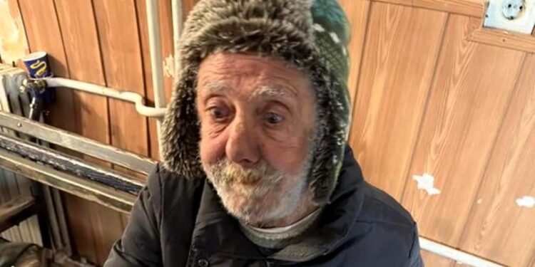 Povestea emoţionantă a unui bătrân. A muncit o viață întreagă, iar acum doarme prin gară: ”Mă doare sufletul”