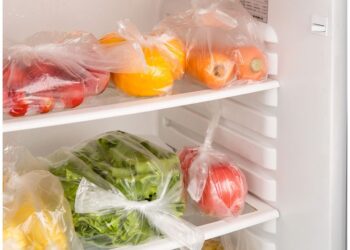 De ce nu este bine să ții legumele în pungi de plastic, la frigider.  Cum trebuie depozitate corect, de fapt