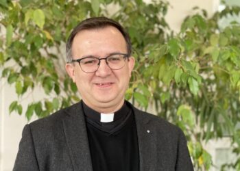 După 24 de ani în slujba Domnului, un preot catolic renunță la preoție, pentru că s-a îndrăgostit