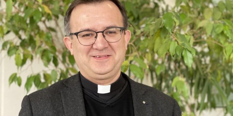 După 24 de ani în slujba Domnului, un preot catolic renunță la preoție, pentru că s-a îndrăgostit