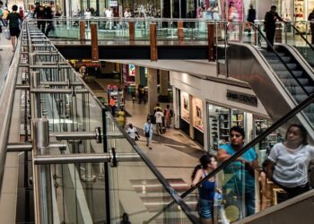 VIDEO | Panică într-un mall din Paris. Un bărbat s-a sinucis în fața oamenilor