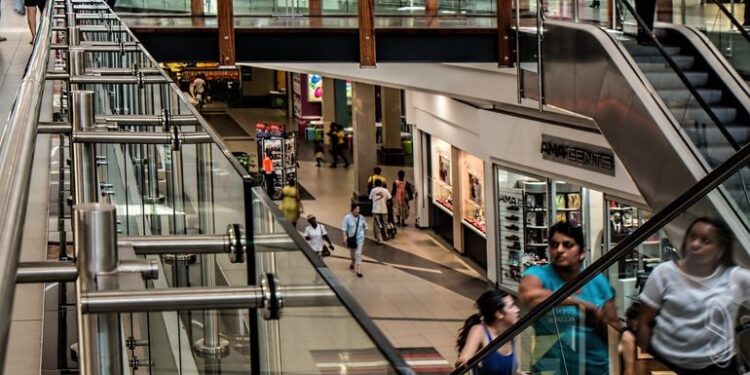 VIDEO | Panică într-un mall din Paris. Un bărbat s-a sinucis în fața oamenilor