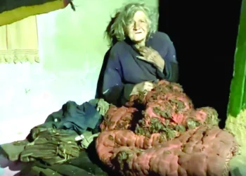 FOTO Bătrâna care trăieşte într-o sărăcie cumplită a fost uitată de semenii ei: ”Fără cuvinte!”