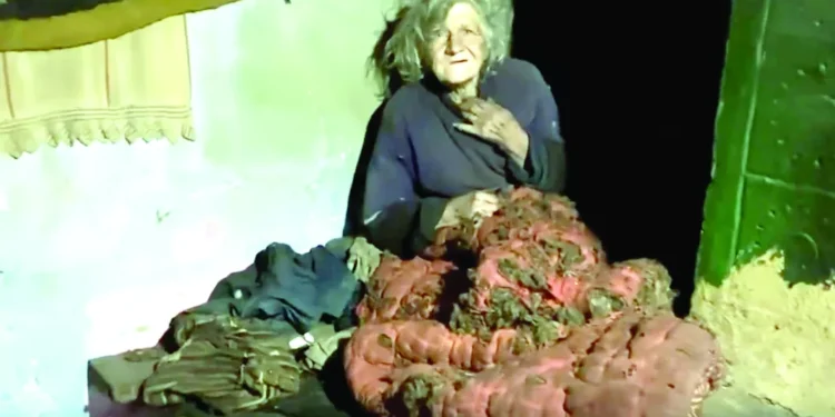 FOTO Bătrâna care trăieşte într-o sărăcie cumplită a fost uitată de semenii ei: ”Fără cuvinte!”
