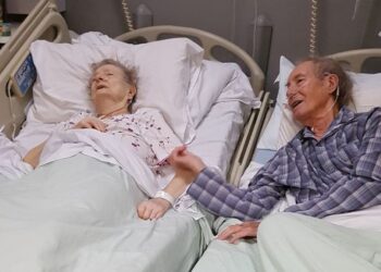FOTO | Definiția dragostei necondiționate. După 67 de ani de căsnicie, doi bătrânei stau în același salon de spital