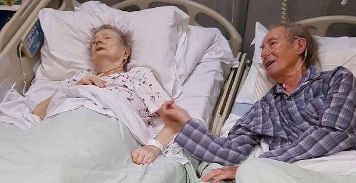 FOTO | Definiția dragostei necondiționate. După 67 de ani de căsnicie, doi bătrânei stau în același salon de spital