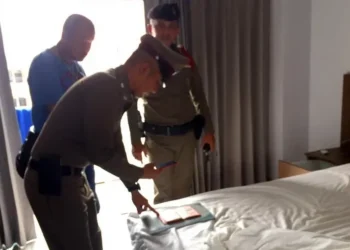 Caz șocant! Un om de afaceri s-a trezit pe un pat de hotel, cu soția moartă lângă el și un bilet de la un necunoscut