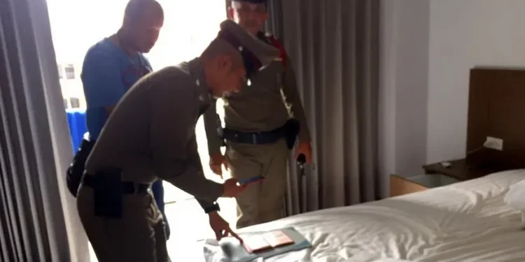 Caz șocant! Un om de afaceri s-a trezit pe un pat de hotel, cu soția moartă lângă el și un bilet de la un necunoscut