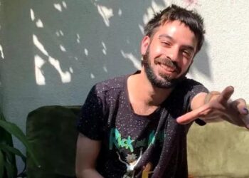 Fiul unei cunoscute vedete din România nu se spală cu săptămânile, nici măcar pe dinți: „Aștept să mă mănânce gândacii, viermii și bolile”