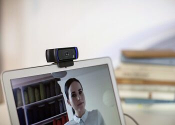 Specialiștii trag un semnal de alarmă. Ce a pățit o tânără care nu și-a acoperit camera web de la laptop
