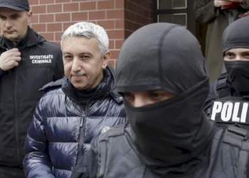 Dan Diaconescu a fost ridicat de mascați din locuința sa! A încercat să se ascundă în debara