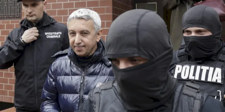 Dan Diaconescu a fost ridicat de mascați din locuința sa! A încercat să se ascundă în debara