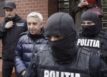 Dan Diaconescu a fost ridicat de mascați din locuința sa. Fosta vedetă TV e acuzată de relații intime cu minori