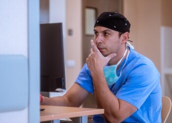 De ce nu trebuie să sărutăm morții, de fapt. Un medic explică ce riscăm să pățim