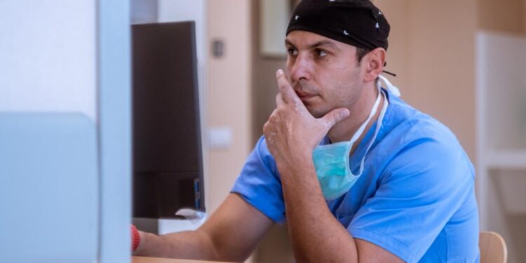 De ce nu trebuie să sărutăm morții, de fapt. Un medic explică ce riscăm să pățim