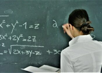 O profesoară din București a fost înjunghiată din cauza unui test neanunțat. Detalii șocante