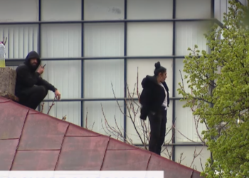 Evacuare cu scandal. ”Păi după 40 de ani ne dați afară?”. Două persoane s-au urcat pe acoperișul casei după ce au aflat că trebuie să se mute