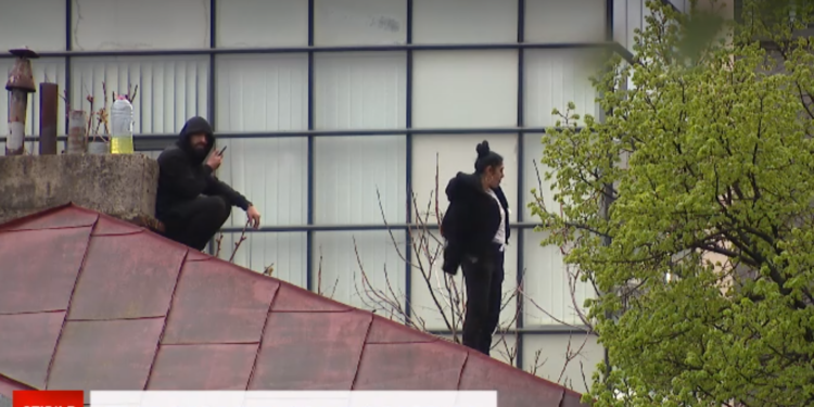 Evacuare cu scandal. ”Păi după 40 de ani ne dați afară?”. Două persoane s-au urcat pe acoperișul casei după ce au aflat că trebuie să se mute