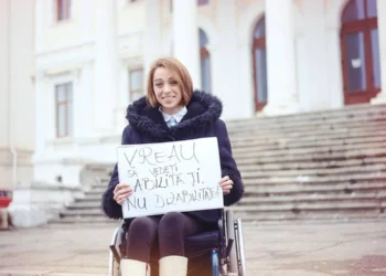 Poveste impresionantă de viață. Bianca, o ieșeancă care a rămas paralizată pe viață, a devenit medic
