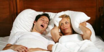 Sforăi seară de seară? Consumă acest suc și scapă de orice griji: ”Face minuni”