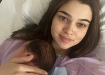 Cum se descurcă Theo Rose ca mamă la o lună după ce a născut: „Am cearcănele până-n gură și…”