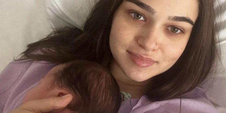 Fiul lui Theo Rose are colici. Cum se descurcă artista în primele săptămâni după naștere