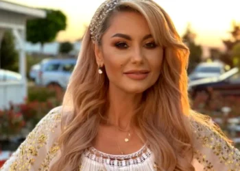 Emilia Ghinescu, pusă la zid de publicul său după ce s-a pozat așa la mănăstire. „Ești penibilă”